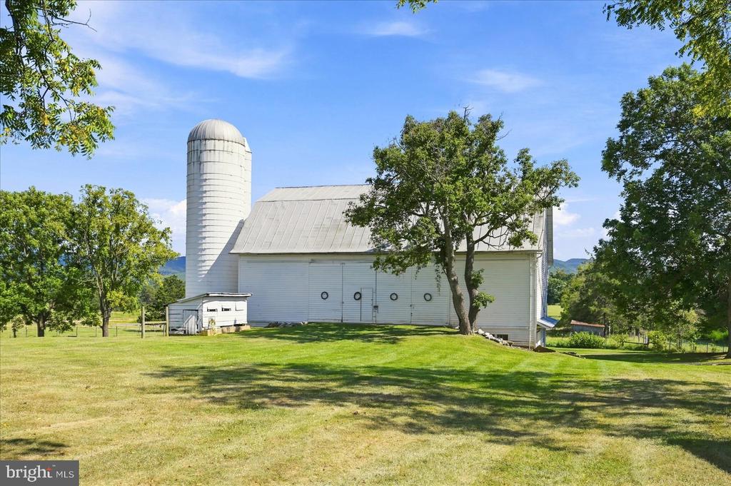 625 RIVERBEND ROAD