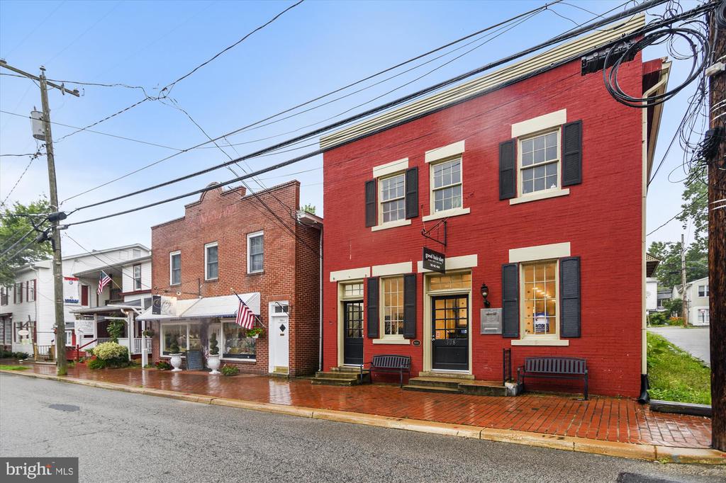 206 CENTER LANE