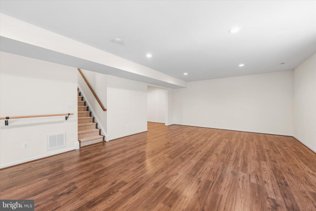 8513 OAKVIEW DRIVE