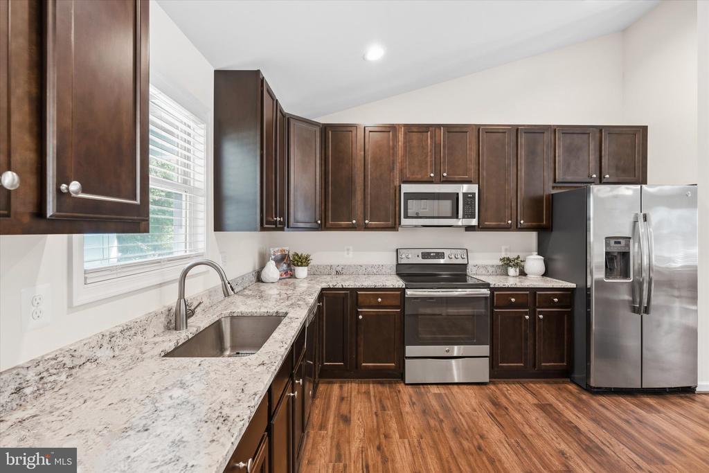 8513 OAKVIEW DRIVE