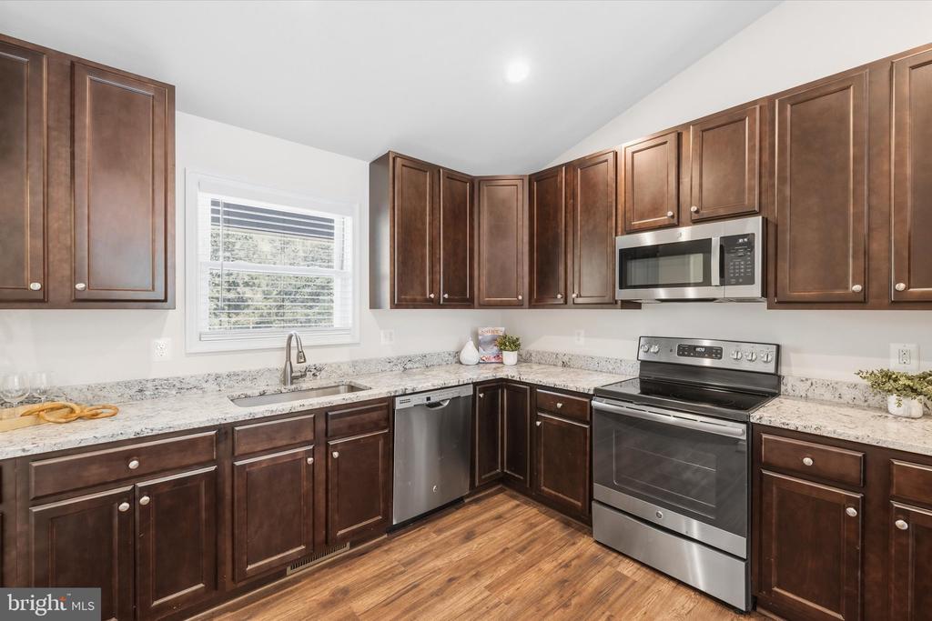 8513 OAKVIEW DRIVE