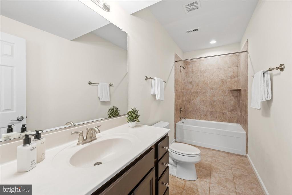 8513 OAKVIEW DRIVE