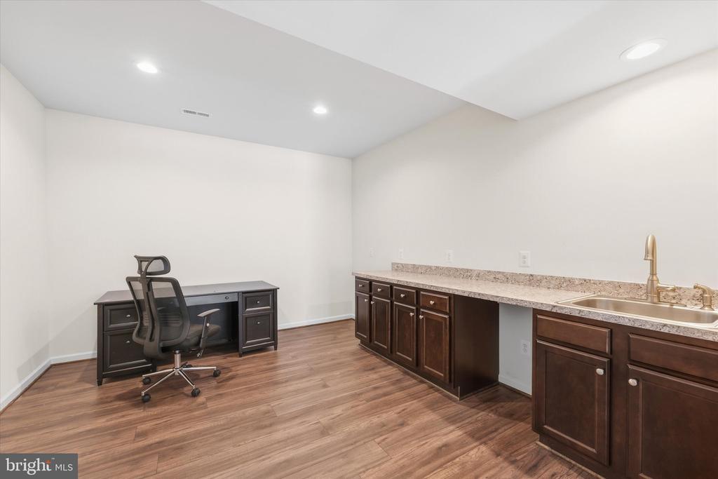 8513 OAKVIEW DRIVE