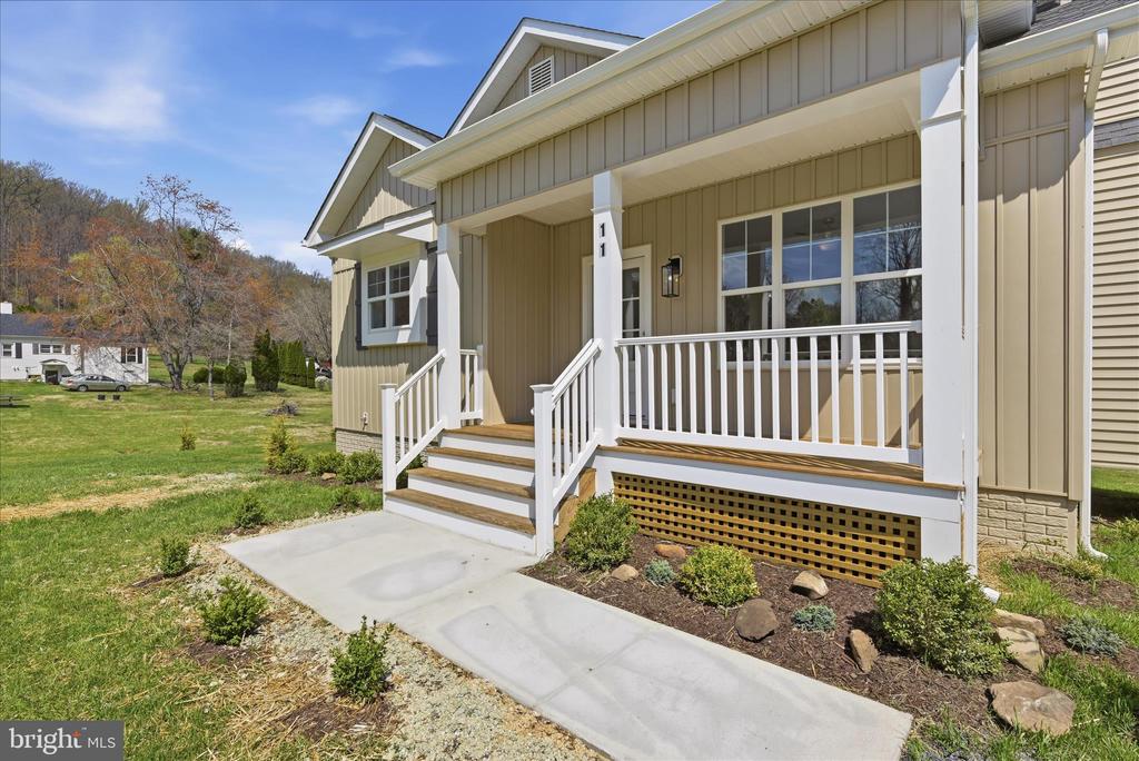 11 SCENIC LANE