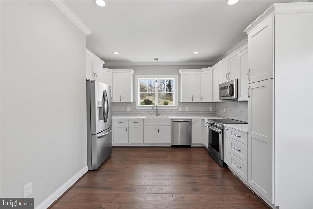 11 SCENIC LANE