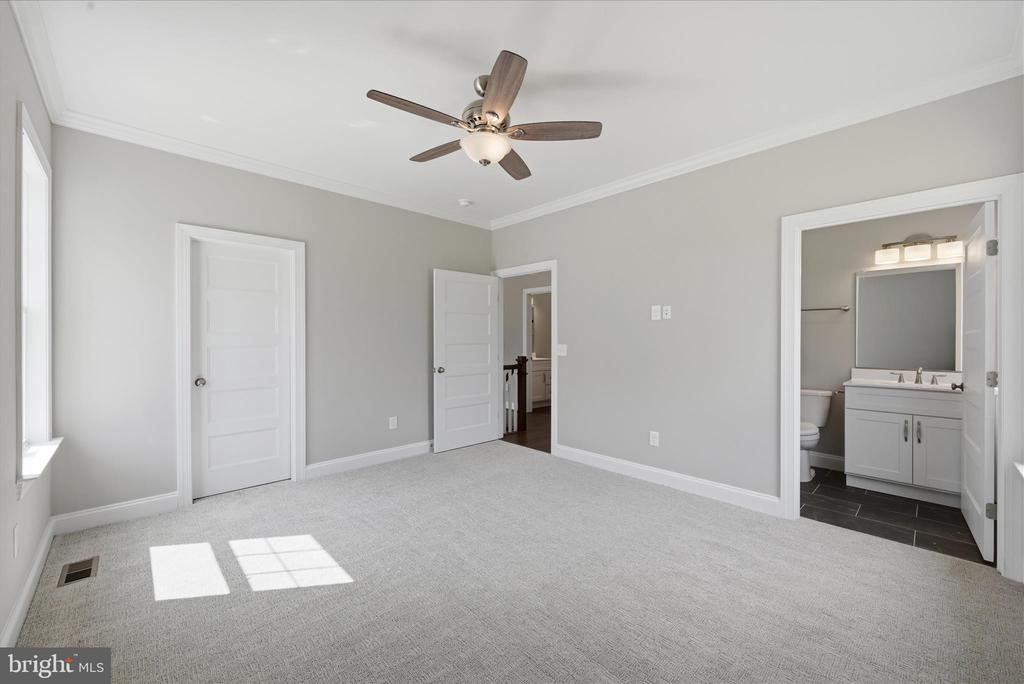 11 SCENIC LANE