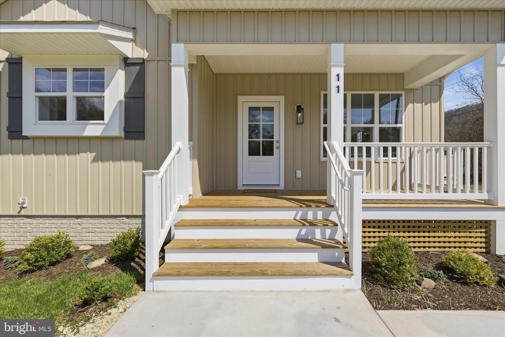 11 SCENIC LANE