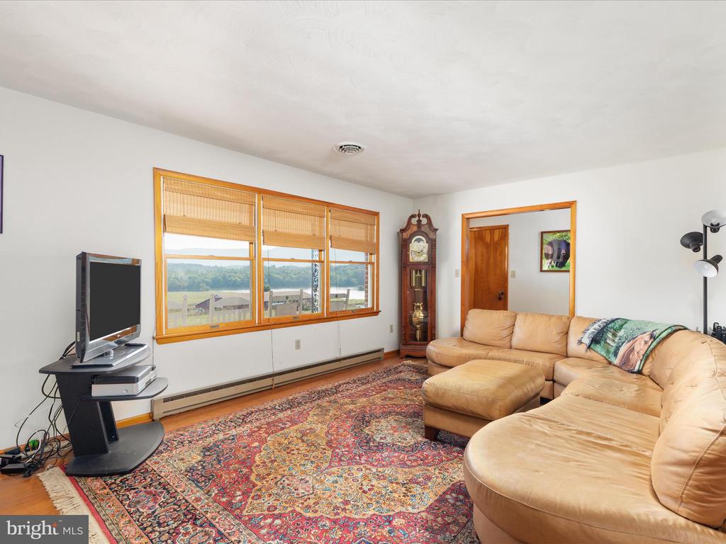 1572 SEVEN FOUNTAINS ROAD