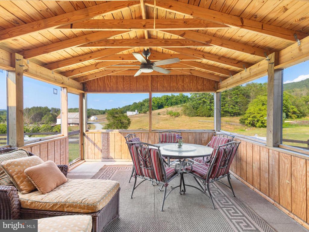 1572 SEVEN FOUNTAINS ROAD