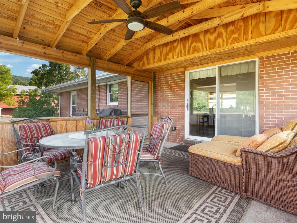 1572 SEVEN FOUNTAINS ROAD