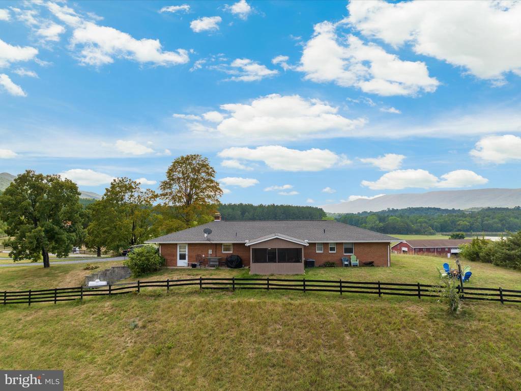 1572 SEVEN FOUNTAINS ROAD