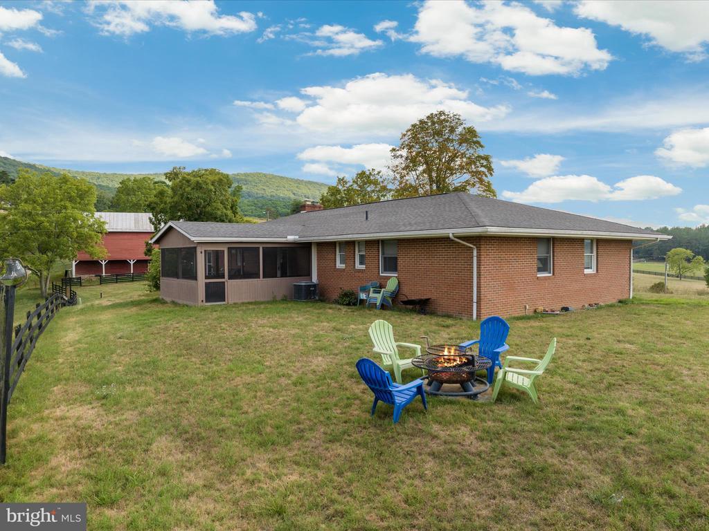 1572 SEVEN FOUNTAINS ROAD