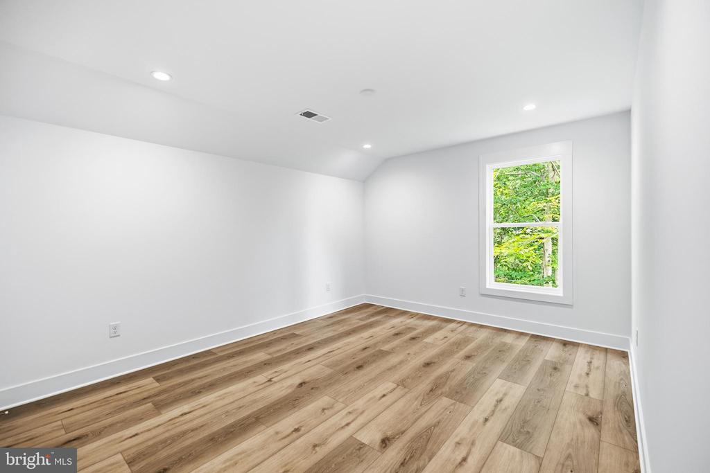 6514 WINSTON LANE