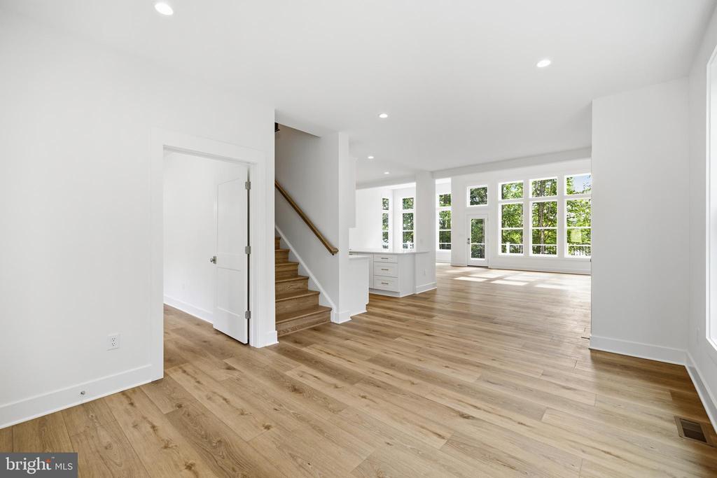 6514 WINSTON LANE