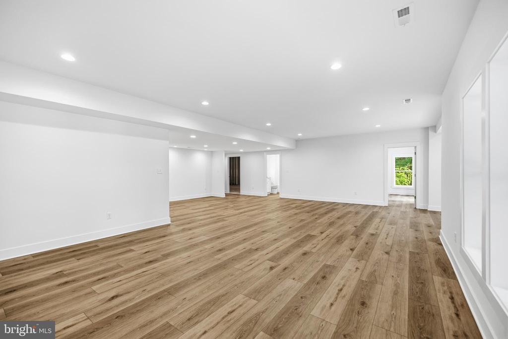 6514 WINSTON LANE