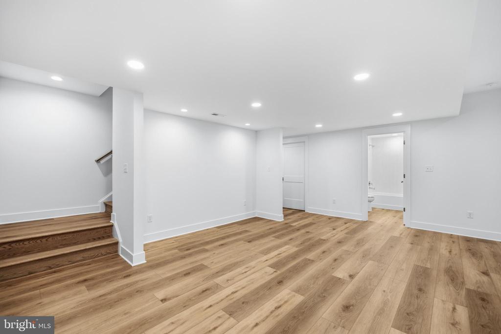 6514 WINSTON LANE