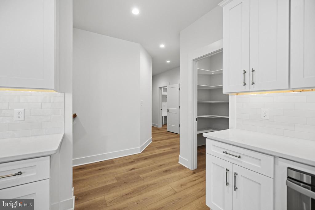6514 WINSTON LANE