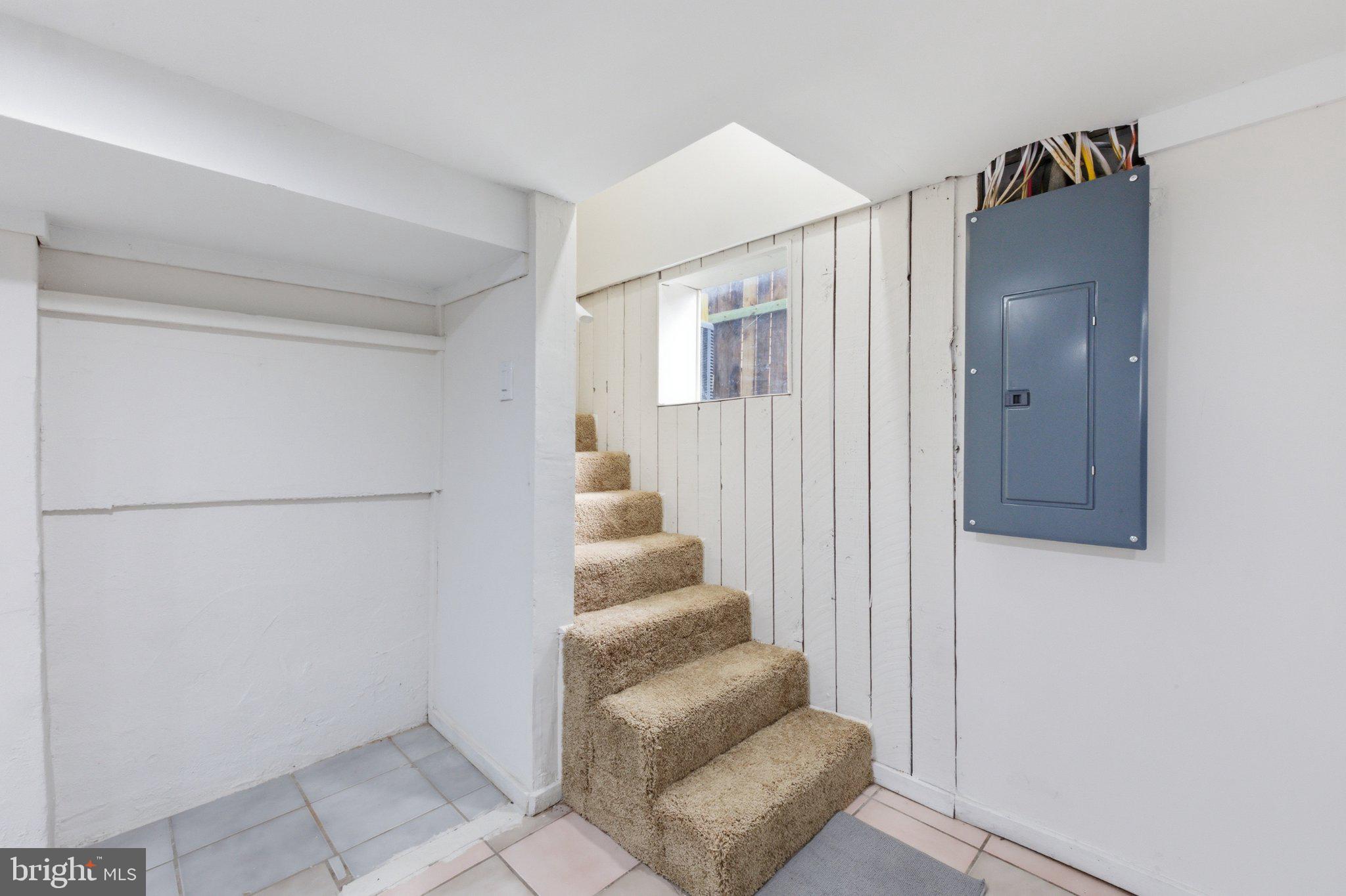 1101 N ROYAL AVENUE N