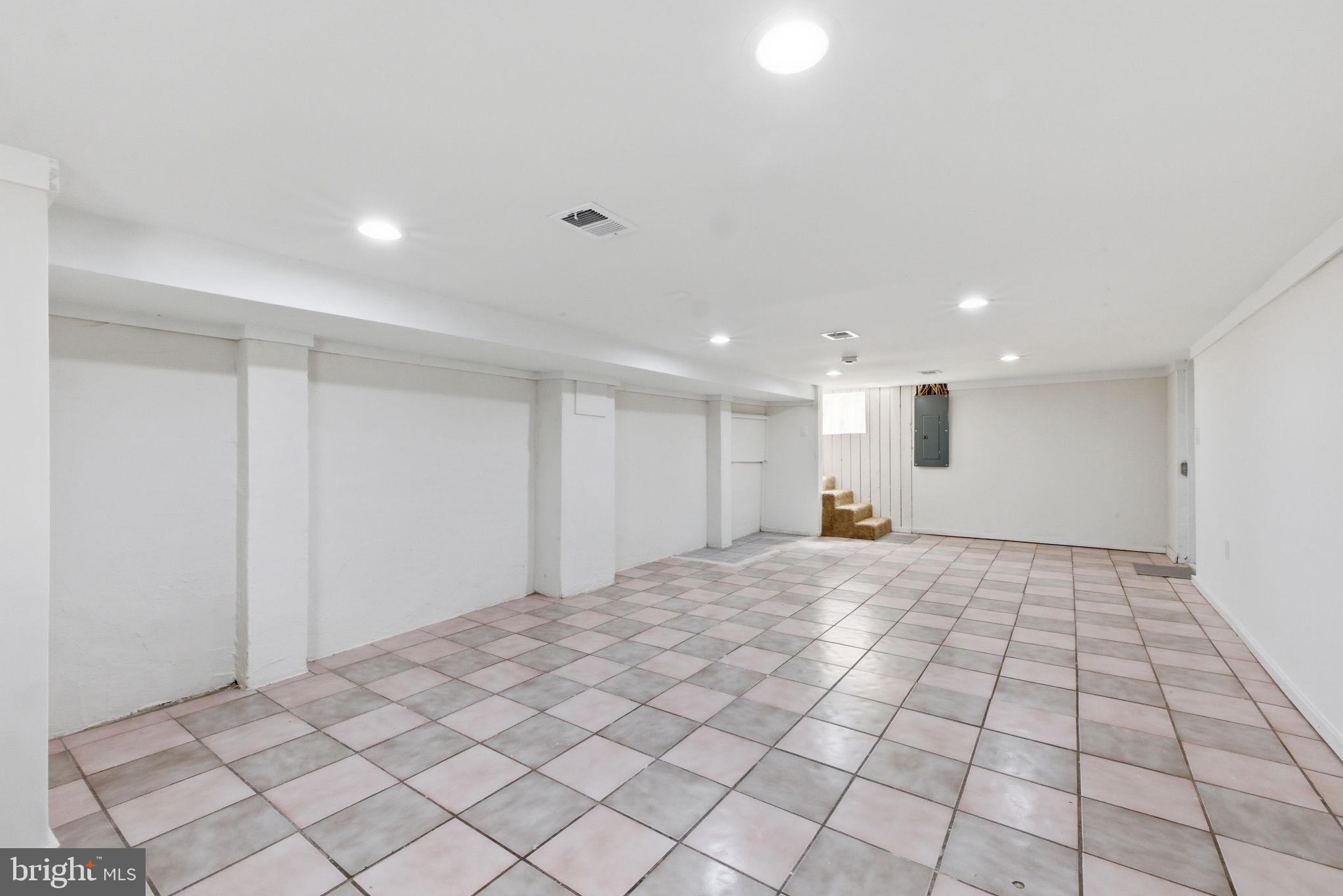 1101 N ROYAL AVENUE N