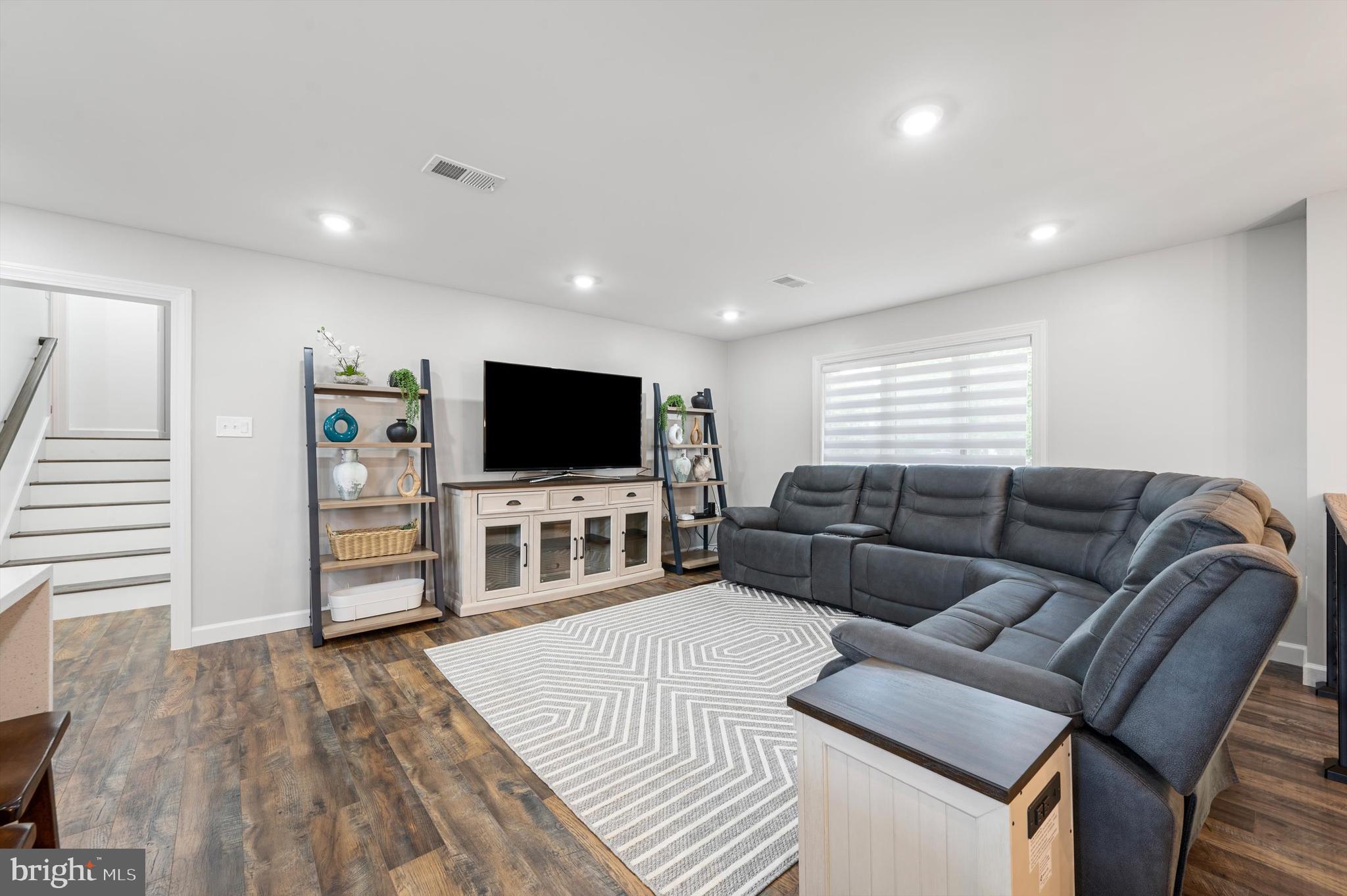 1086 TUSCAWILLA DRIVE