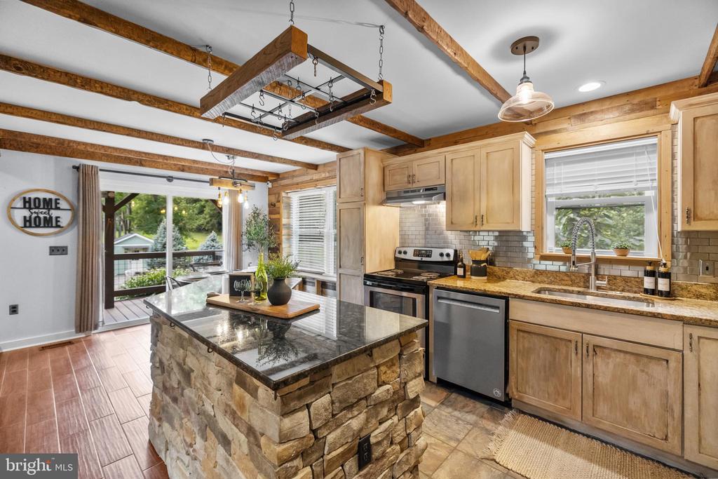 651 STRATFORD LANE