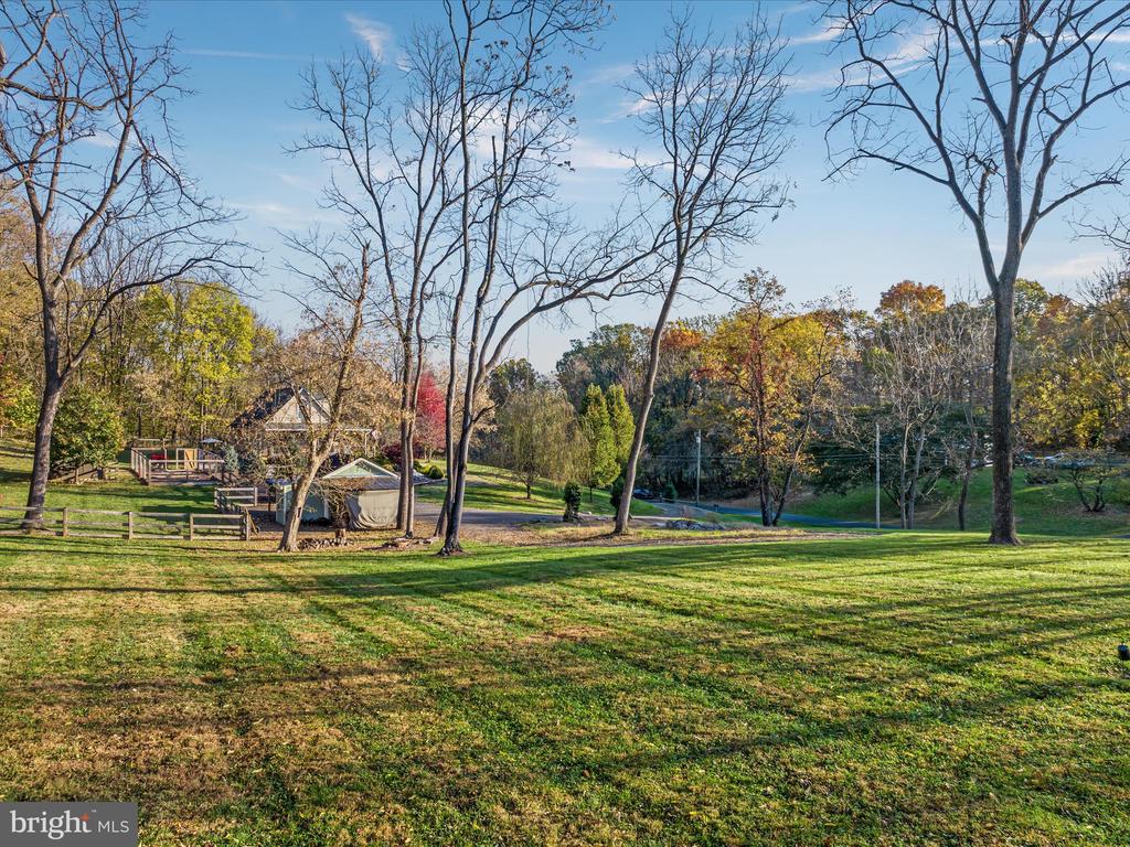 651 STRATFORD LANE