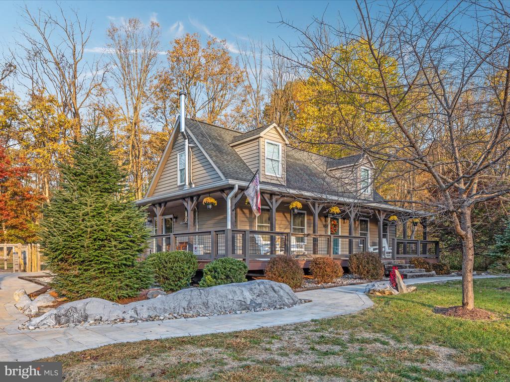 651 STRATFORD LANE
