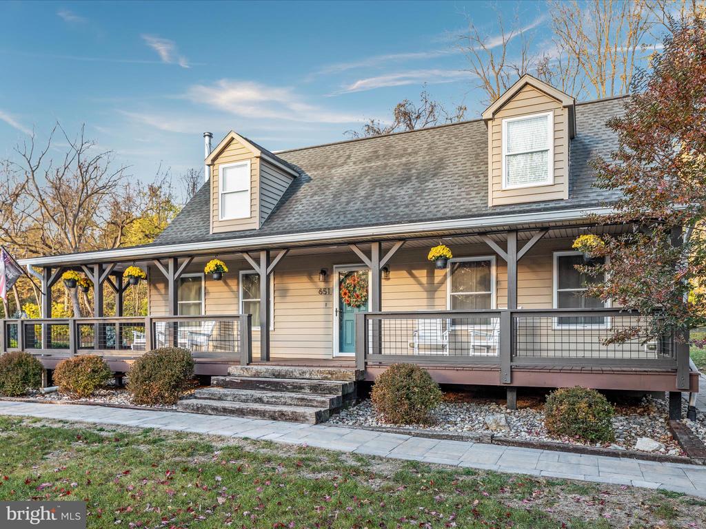 651 STRATFORD LANE