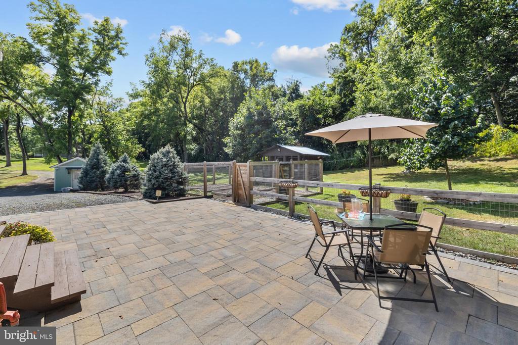 651 STRATFORD LANE