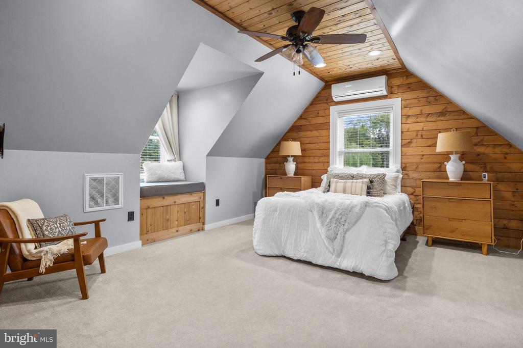 651 STRATFORD LANE