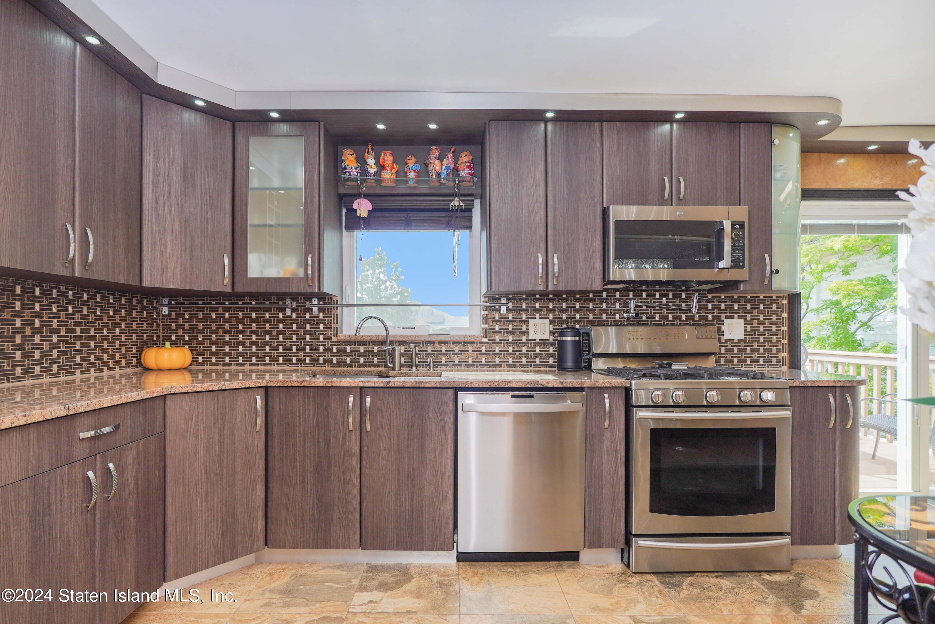 10 Elie Court