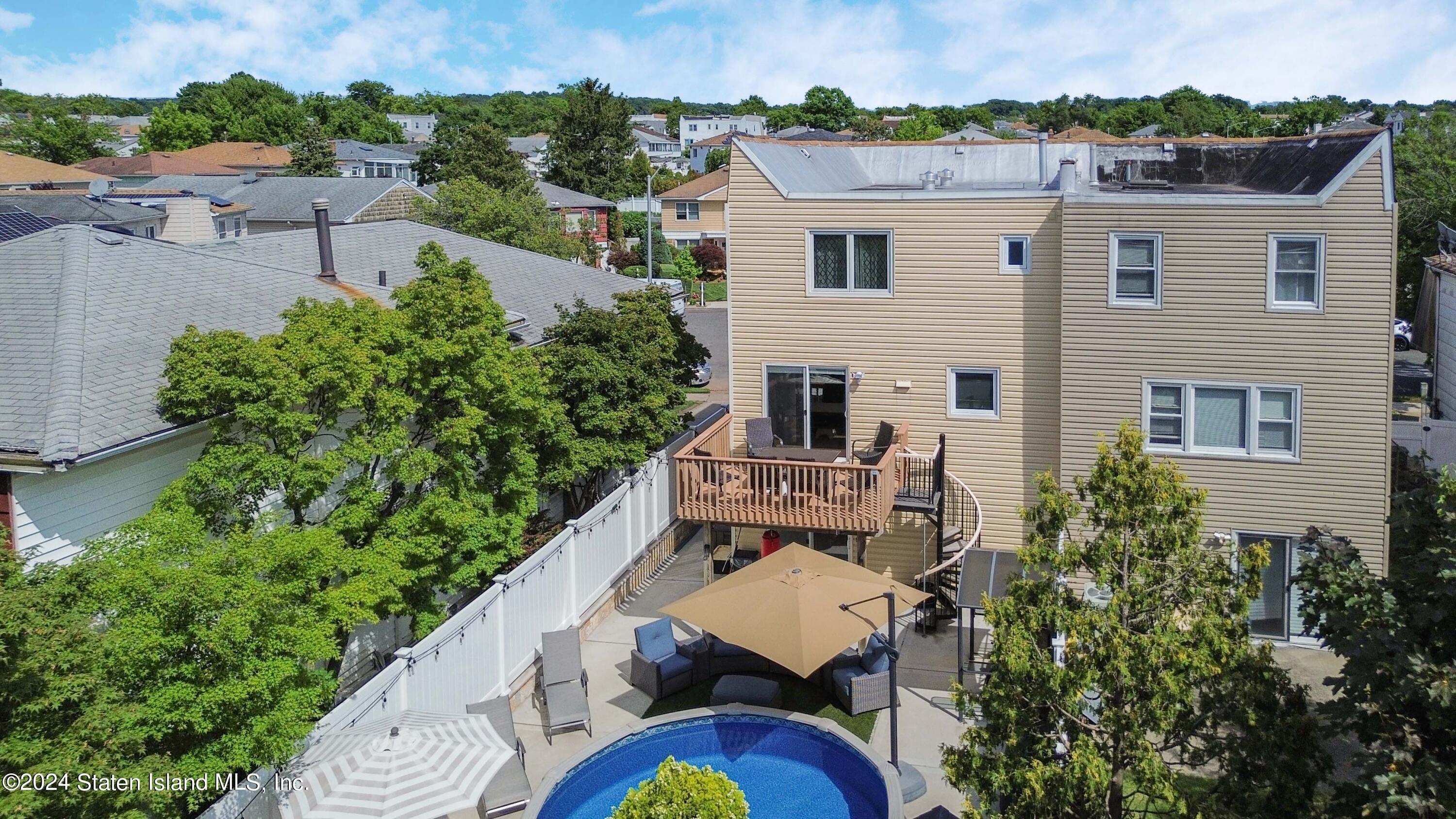 10 Elie Court