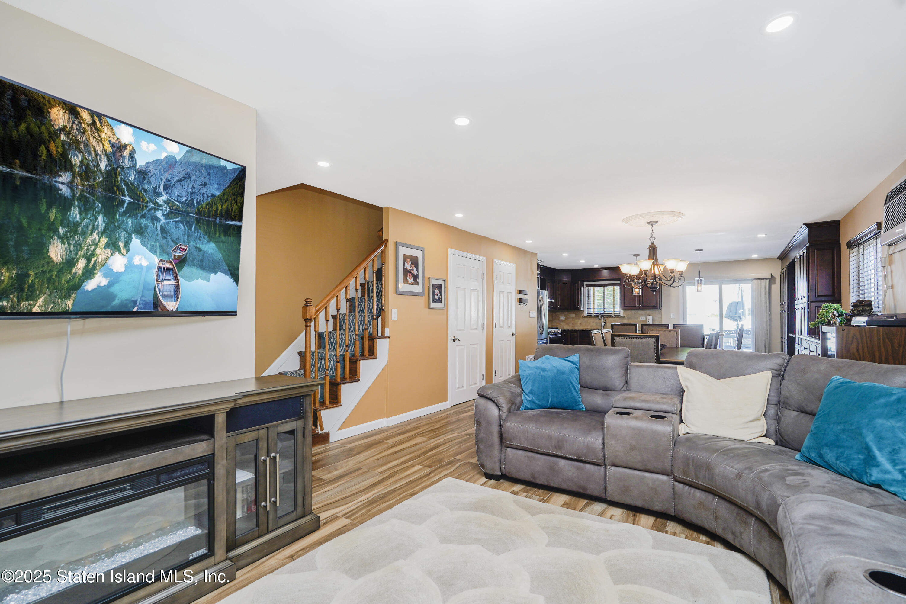 80 Gold Avenue