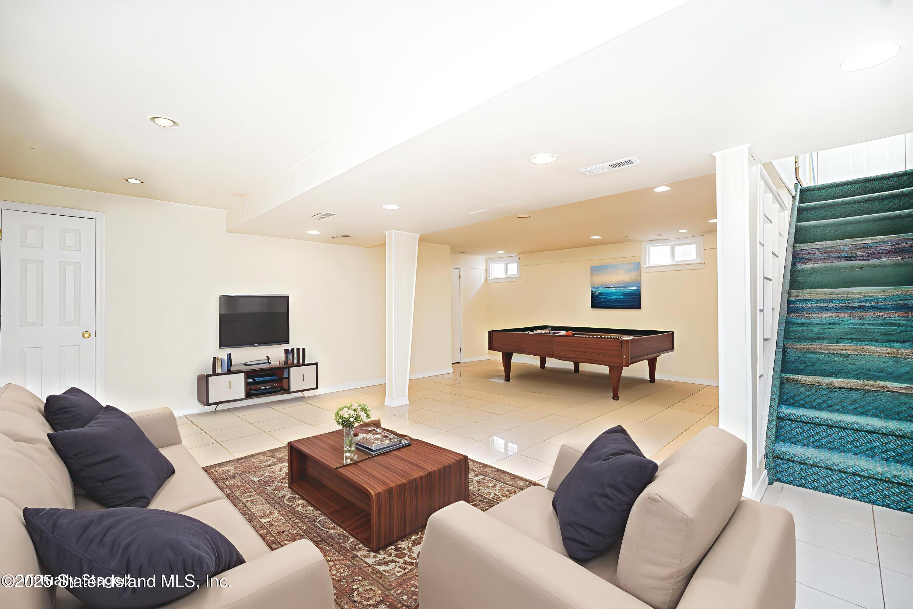 374 Tysens Lane