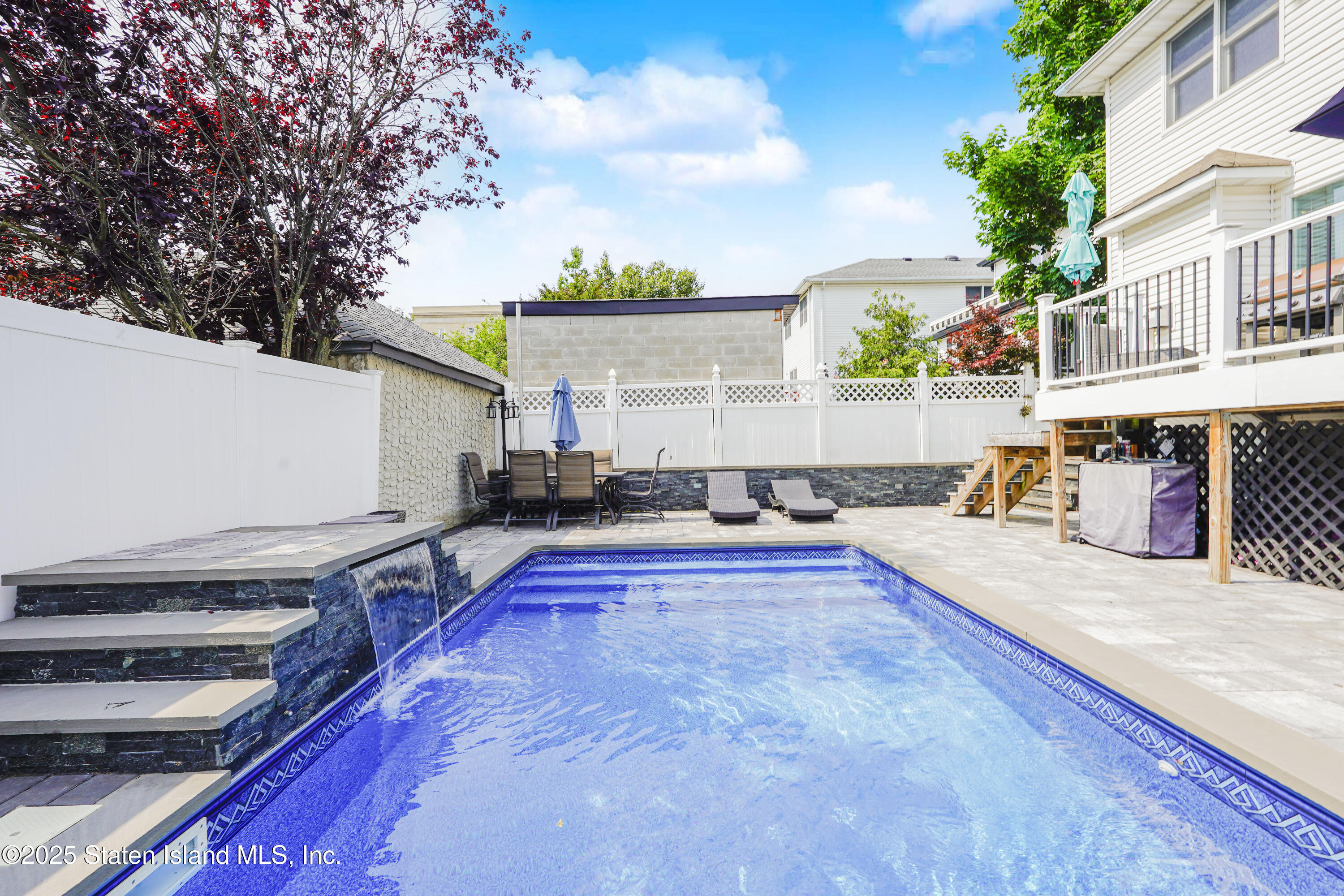 384 Yetman Avenue