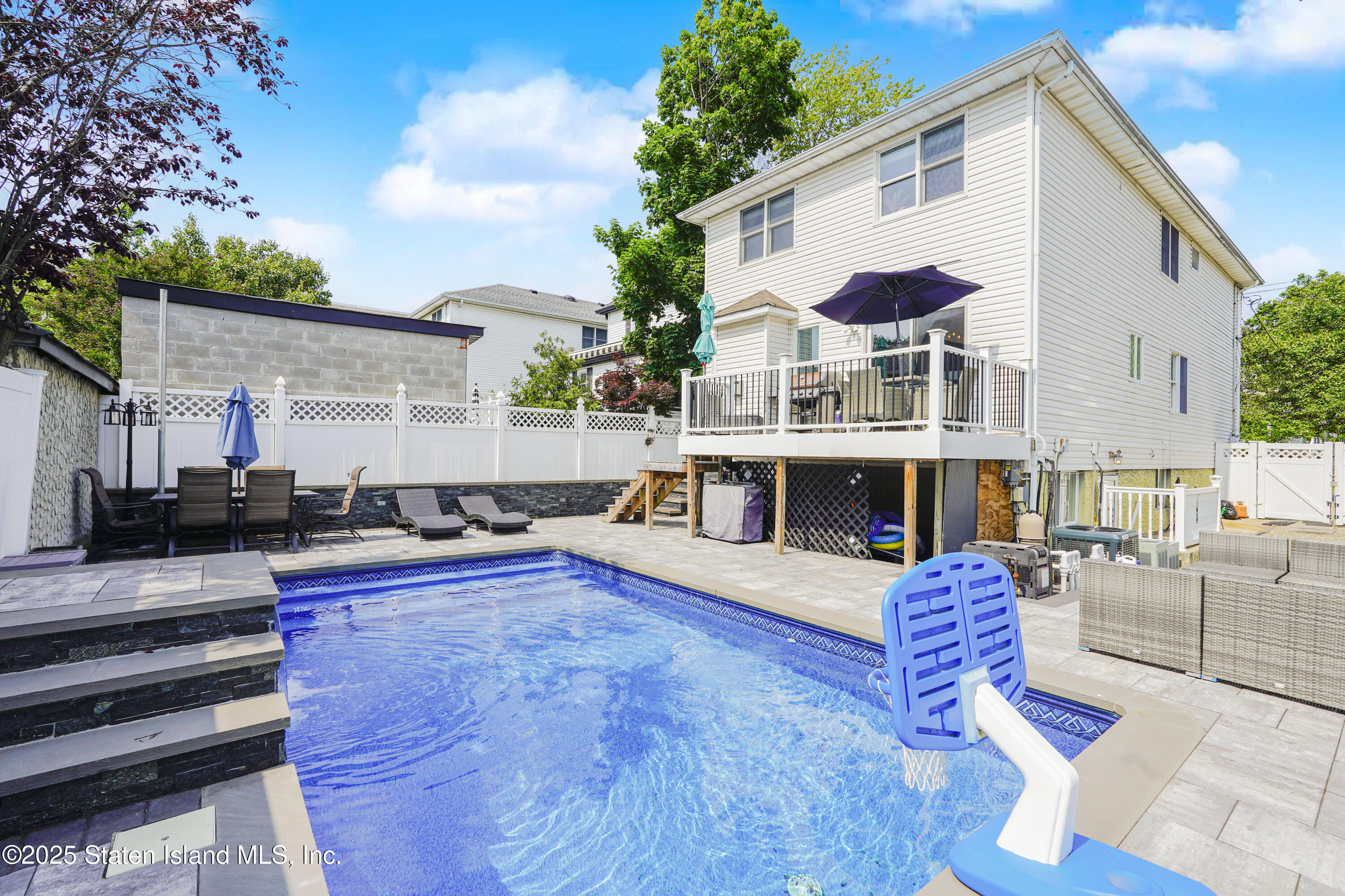 384 Yetman Avenue