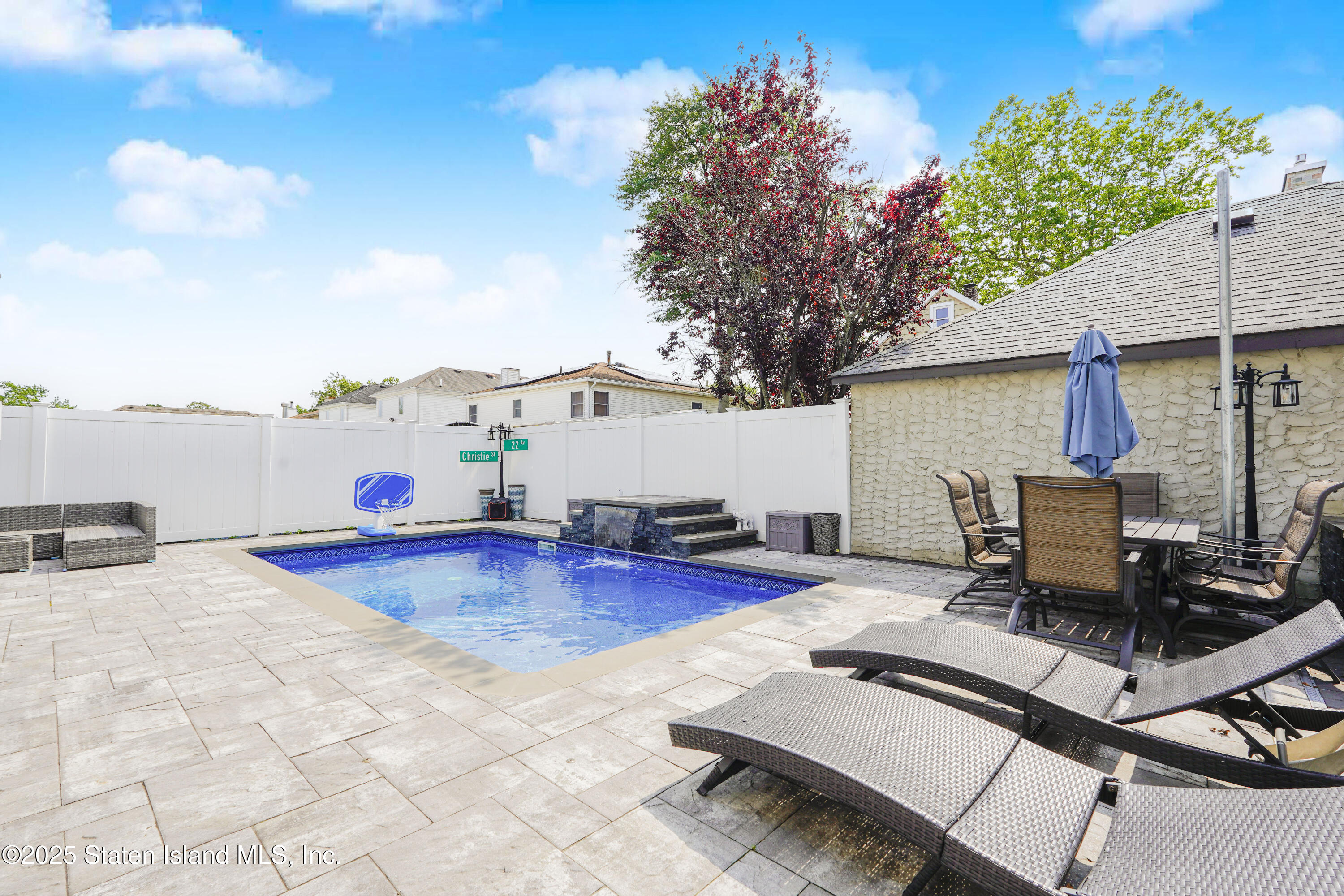 384 Yetman Avenue