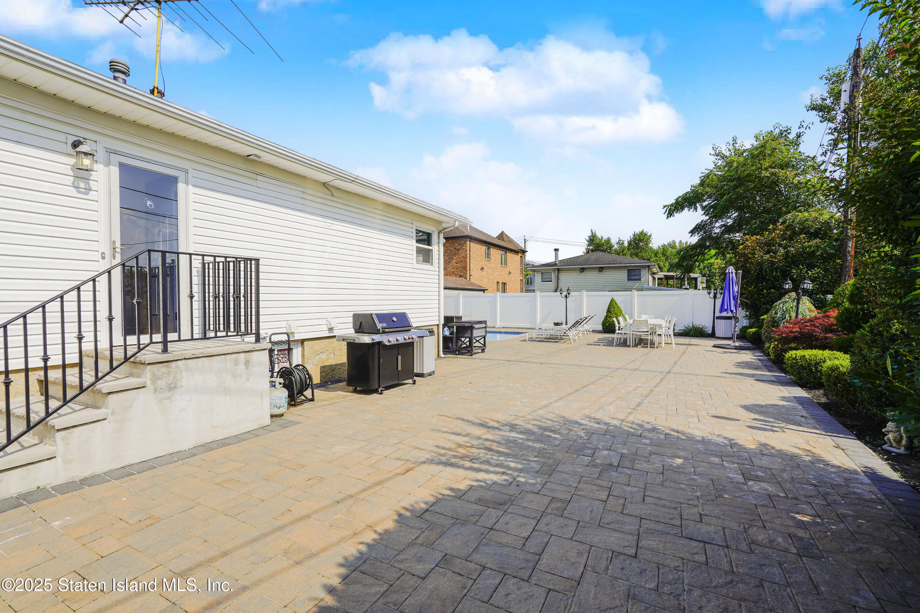 416 Bradford Avenue