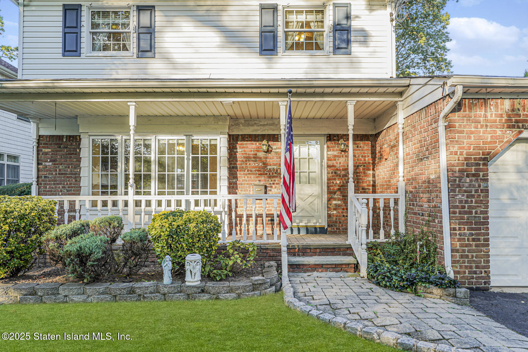 207 Oak Avenue