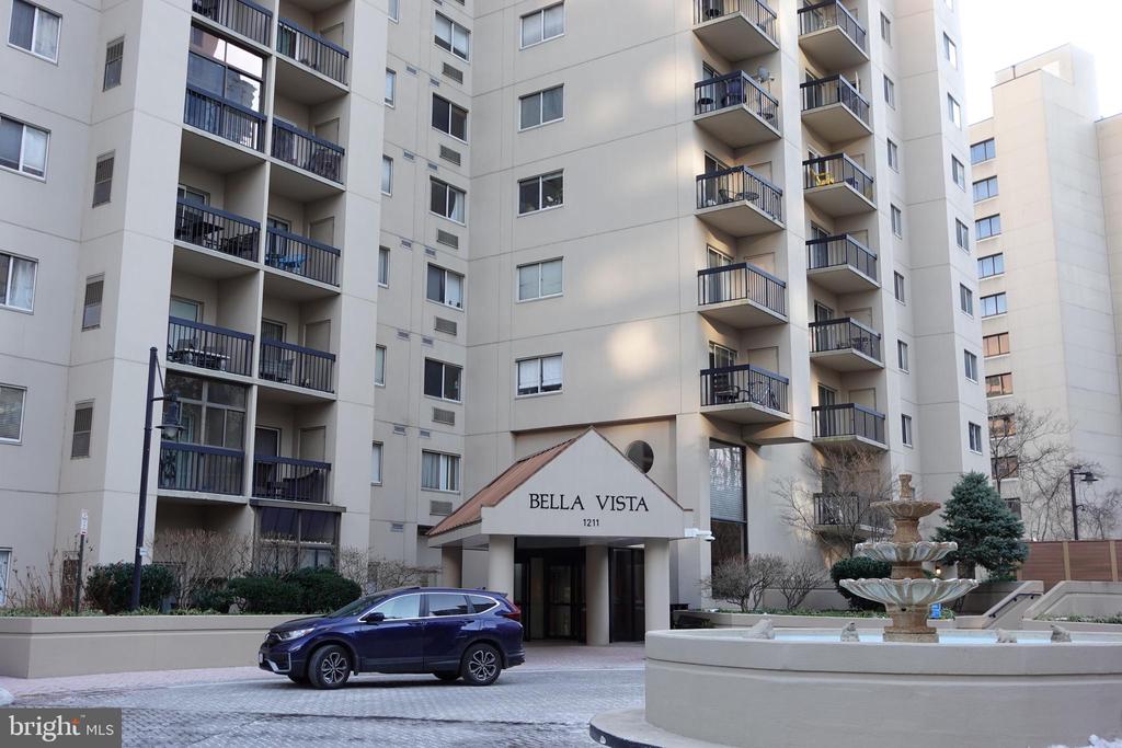 1211 S Eads St #804