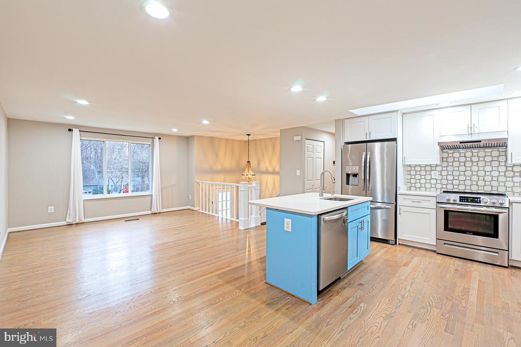 9705 LOCUST HILL DRIVE