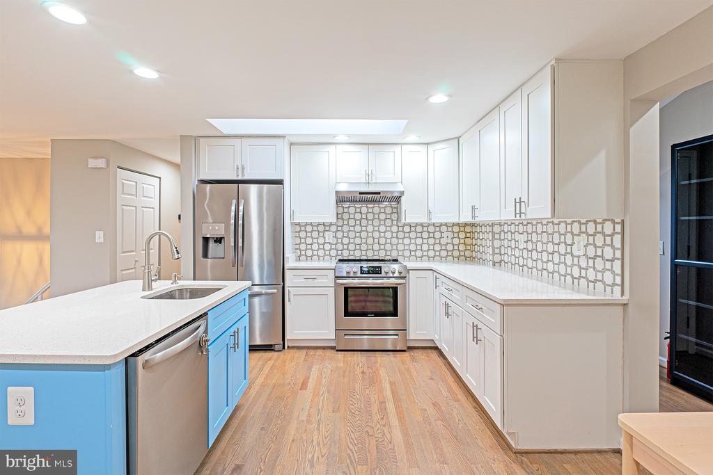 9705 LOCUST HILL DRIVE