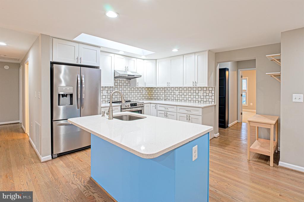9705 LOCUST HILL DRIVE