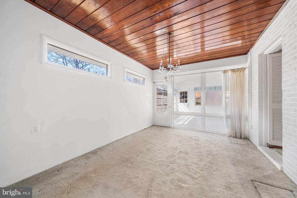 1806 LANSING COURT