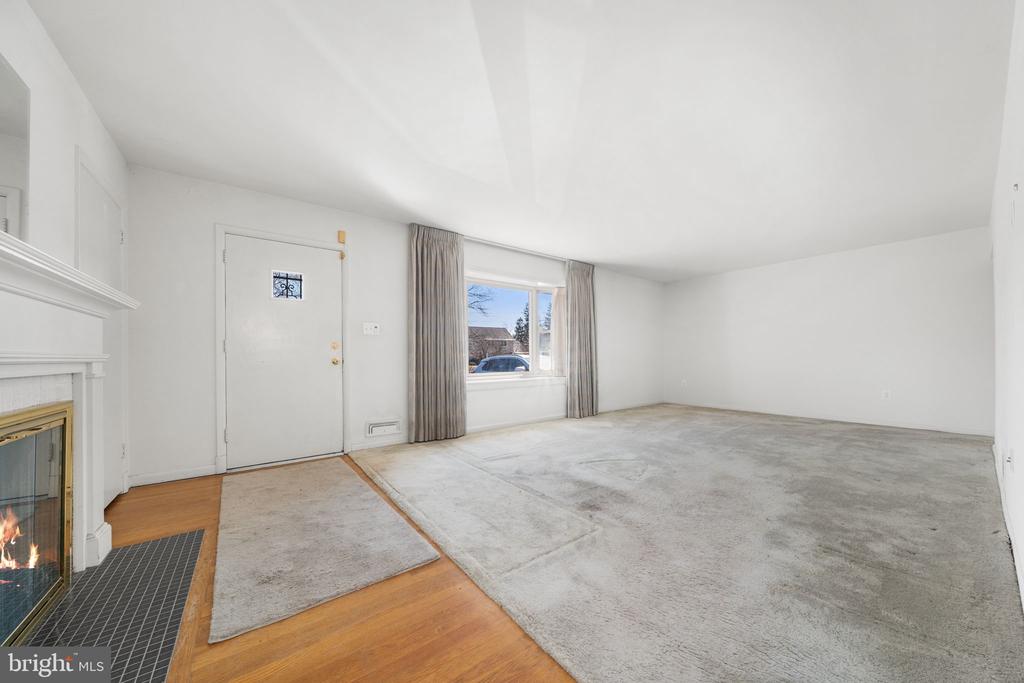 1806 LANSING COURT