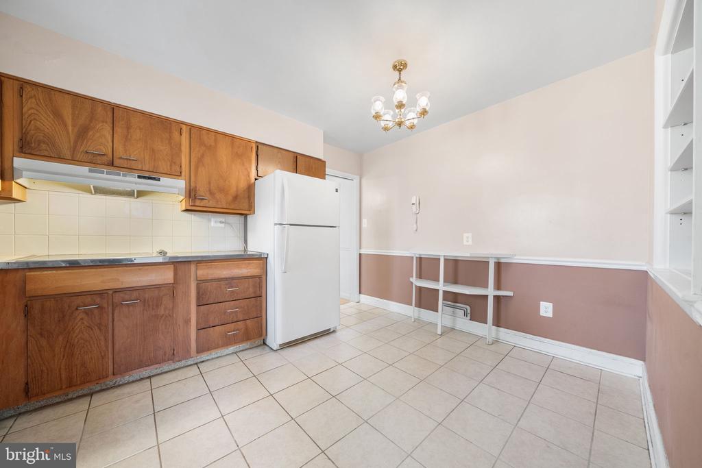 1806 LANSING COURT
