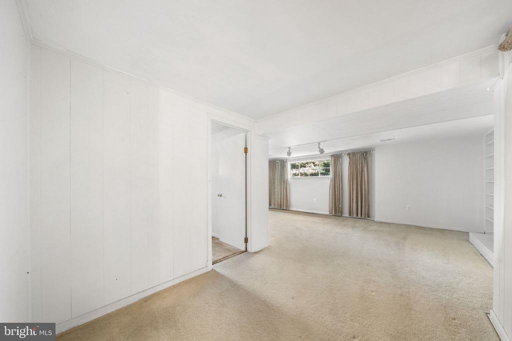 1806 LANSING COURT