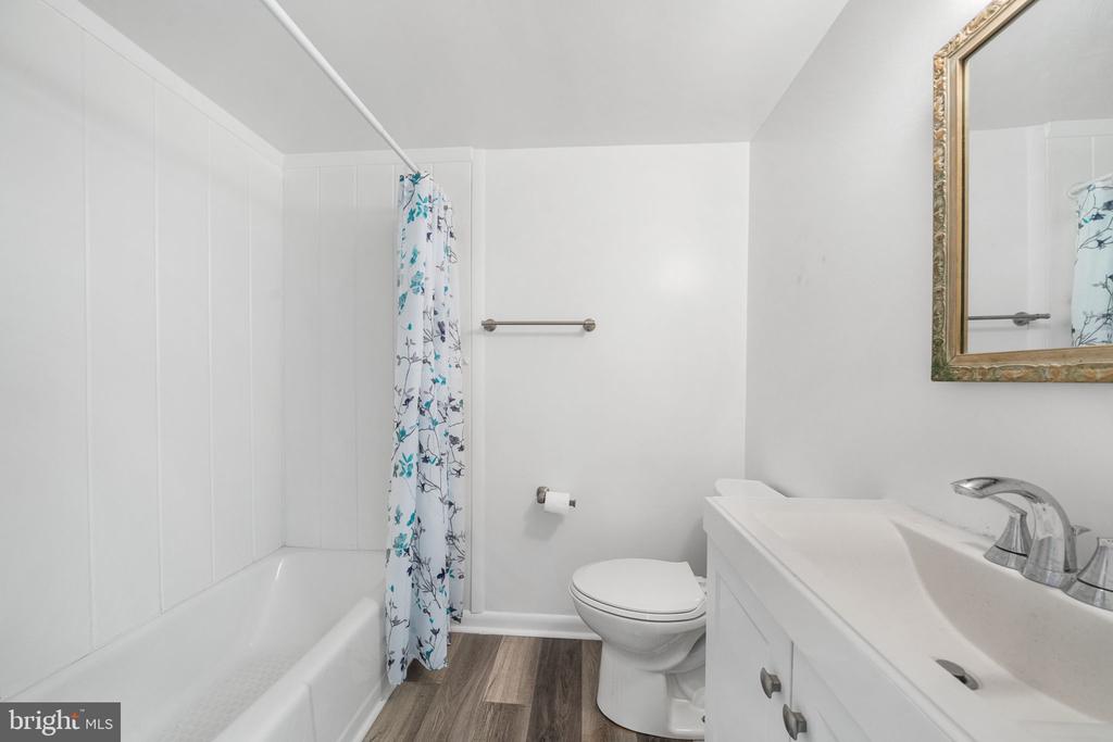 1806 LANSING COURT