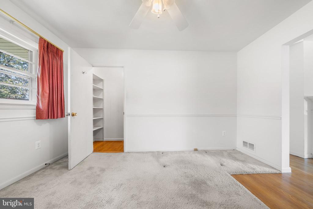 1806 LANSING COURT