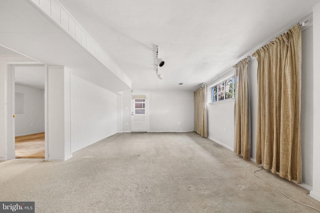 1806 LANSING COURT